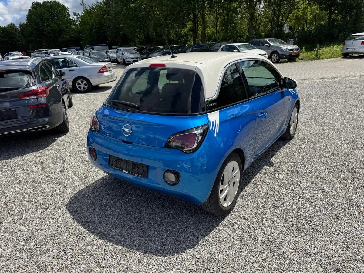 Blauer Opel Adam mit weißem Dach bei Automobile Turan