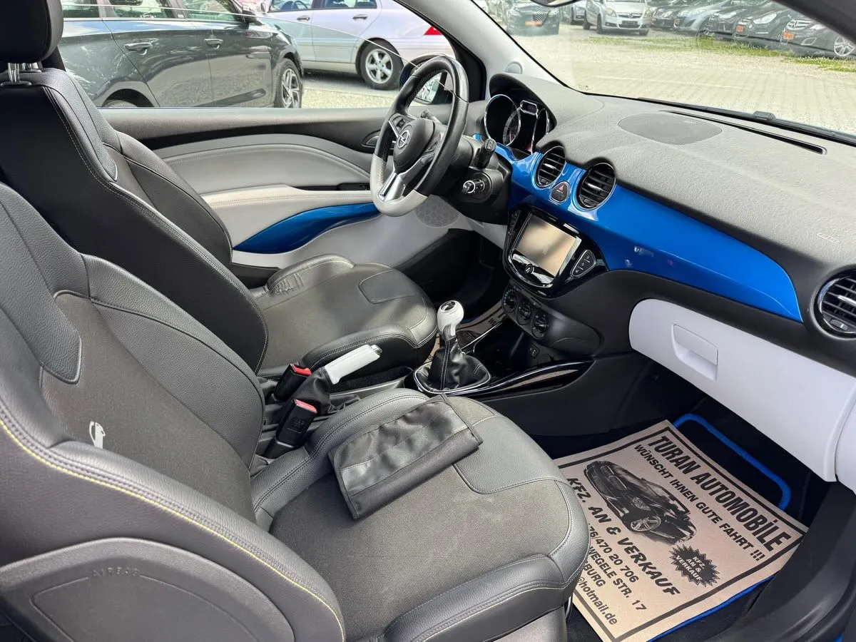 Innenraum des Opel Adam mit blauen Zierleisten