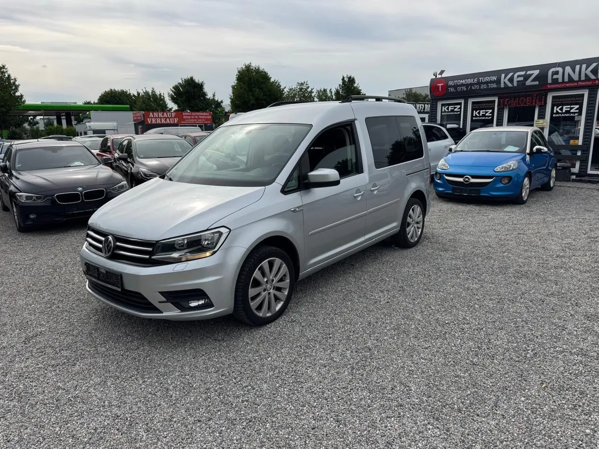 Silberner VW Caddy auf dem Hof in Augsburg