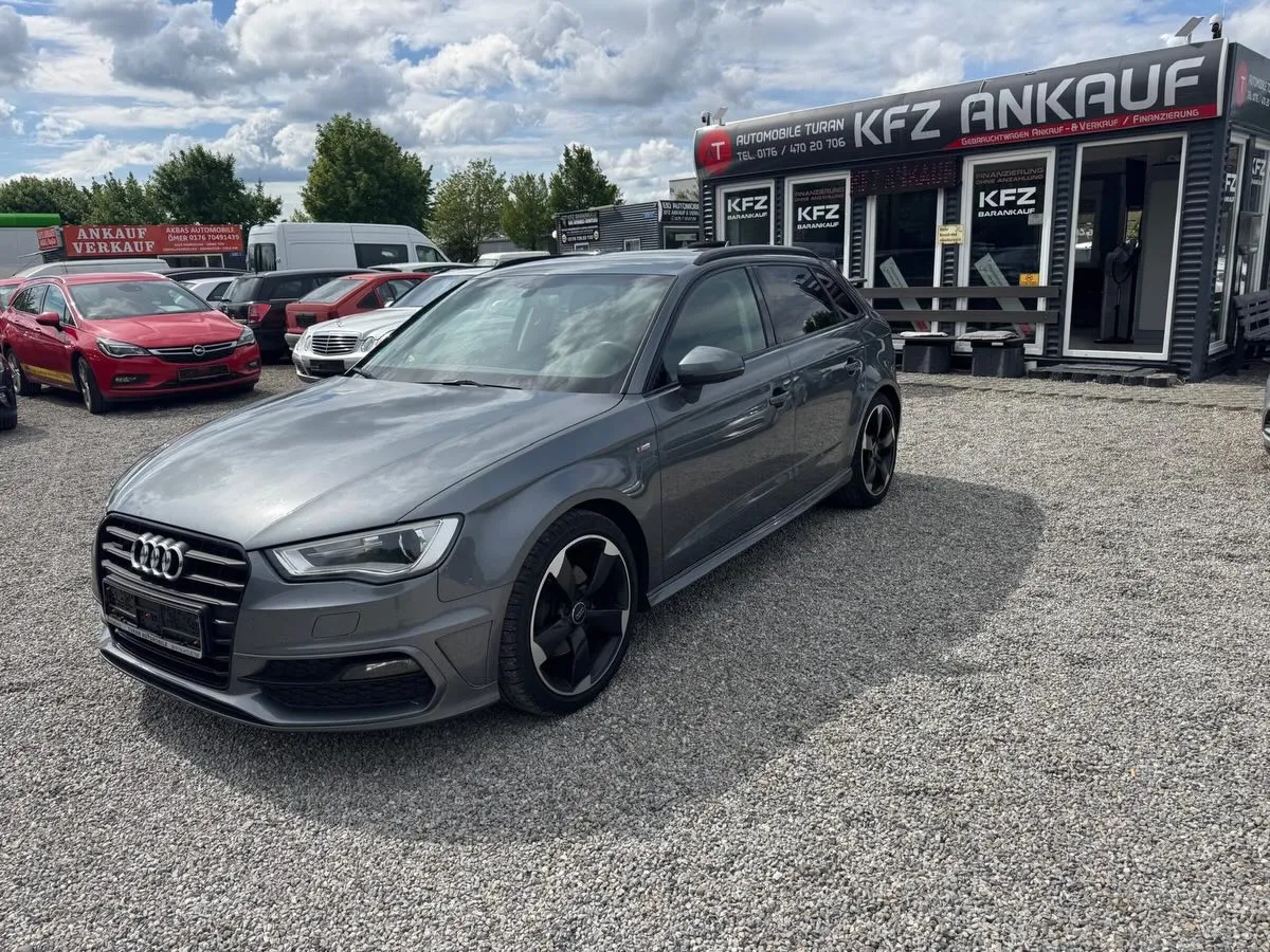 Dunkelgrauer Audi A3 vor dem beschrifteten Verkaufsbüro