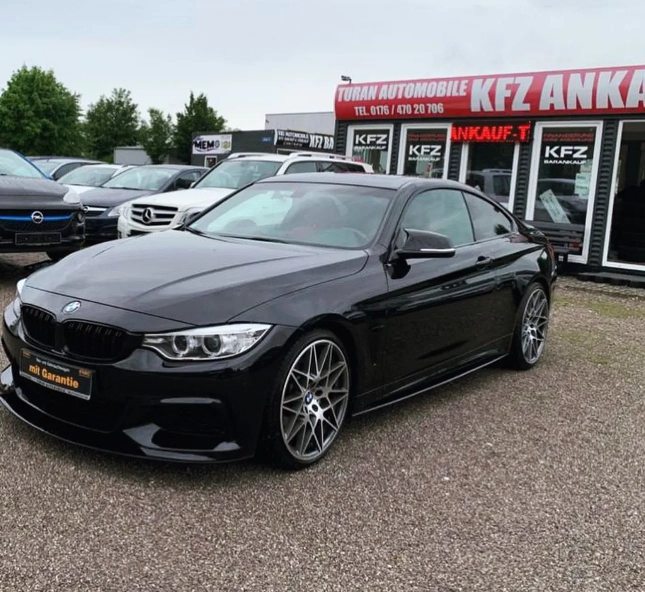 Schwarzes BMW 4er Coupé vor dem Container von Automobile Turan