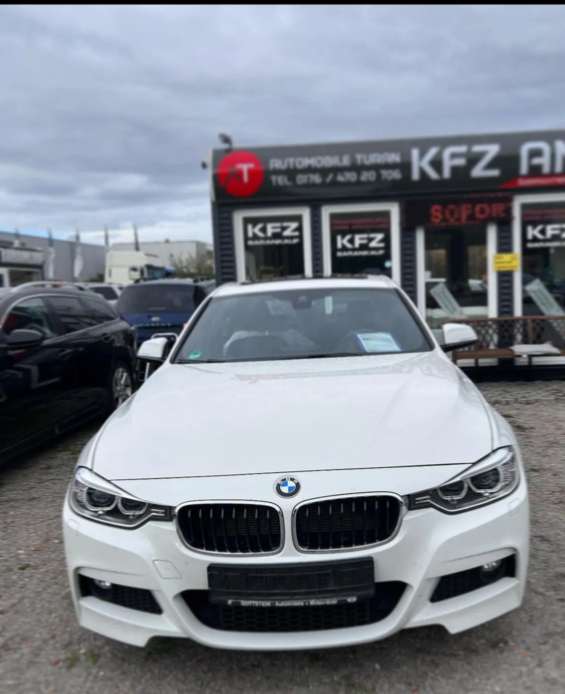 Weißer BMW 3er auf dem Verkaufsplatz von Automobile Turan