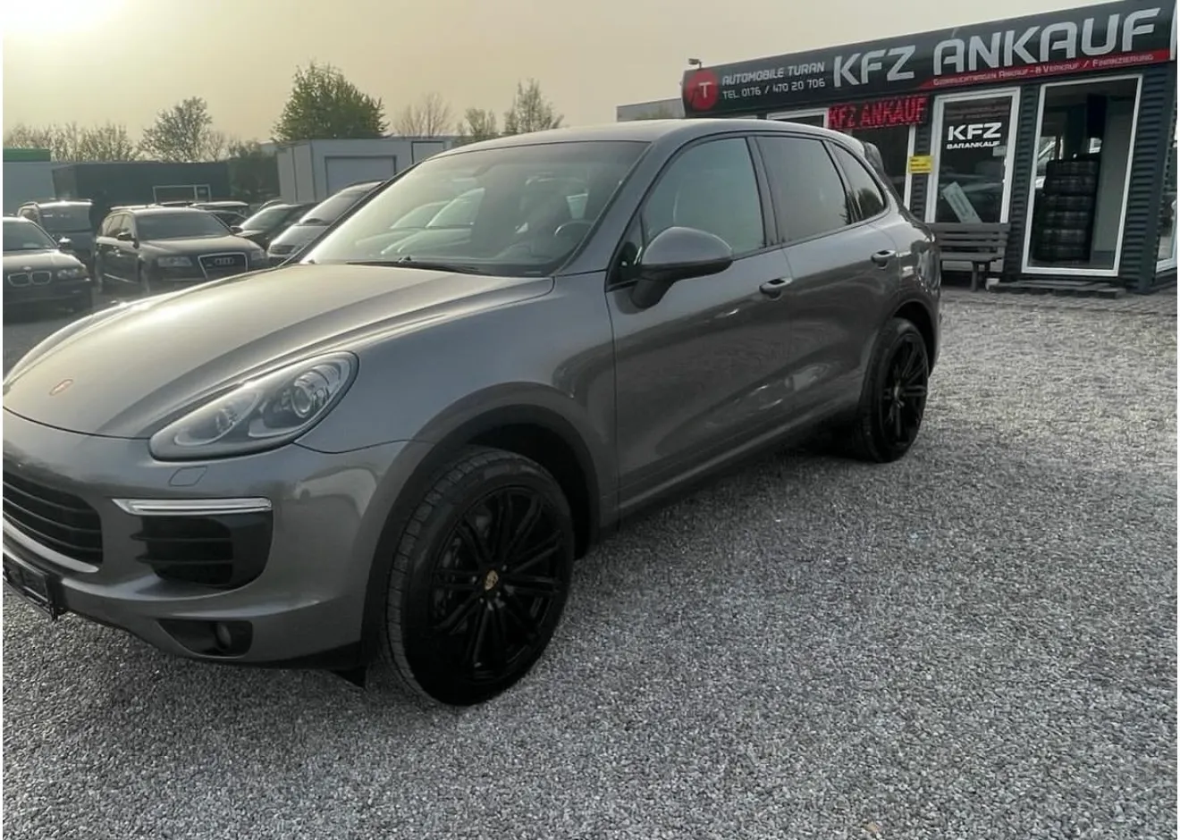 Grauer Porsche Cayenne auf dem Verkaufsplatz von Automobile Turan