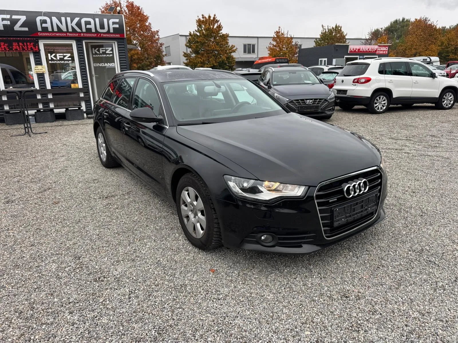 Schwarzer Audi A6 Avant vor dem Container von Automobile Turan