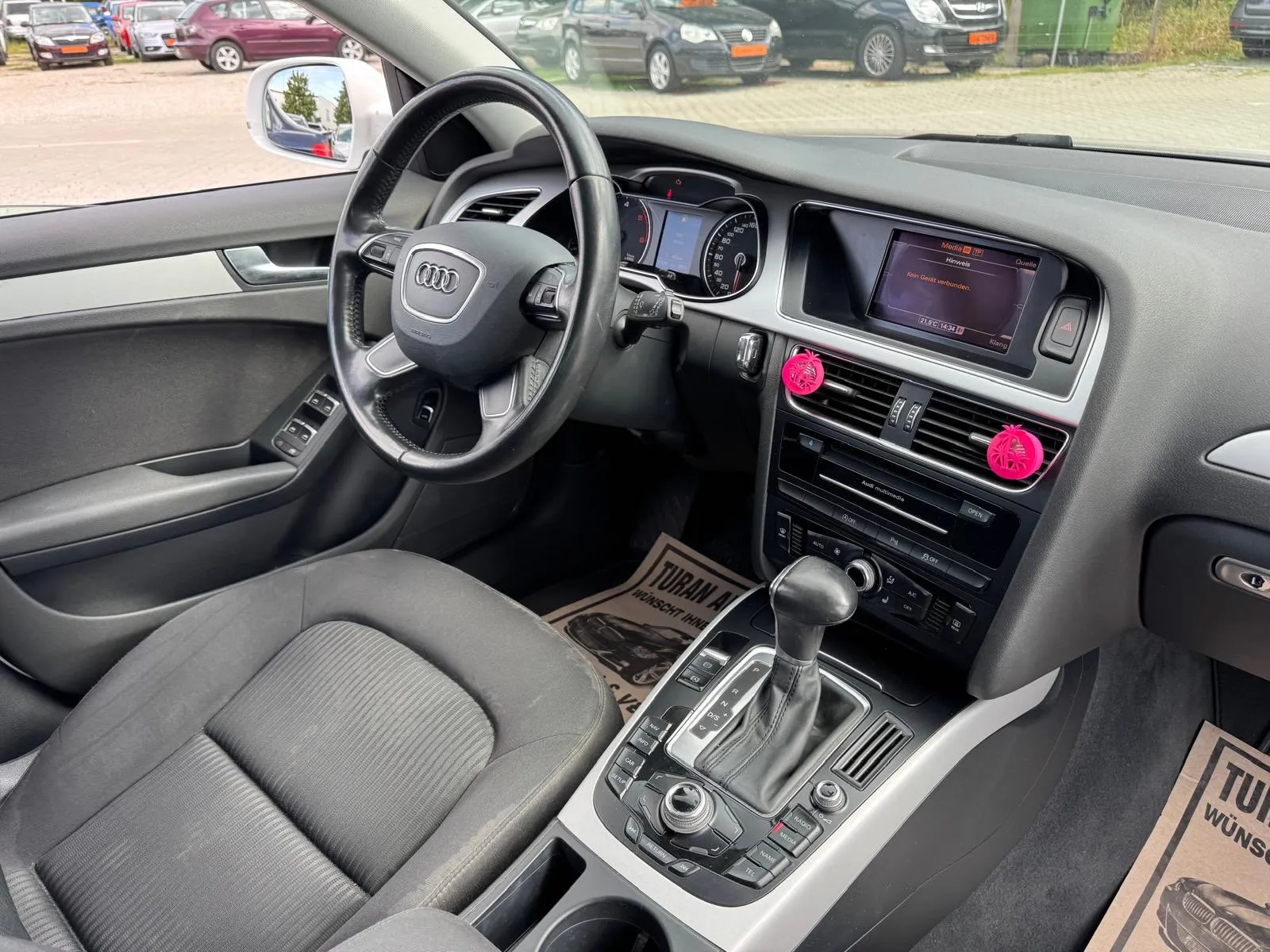 Cockpit und Lenkrad im Innenraum des Audi A4 mit Automobile Turan Fußmatten