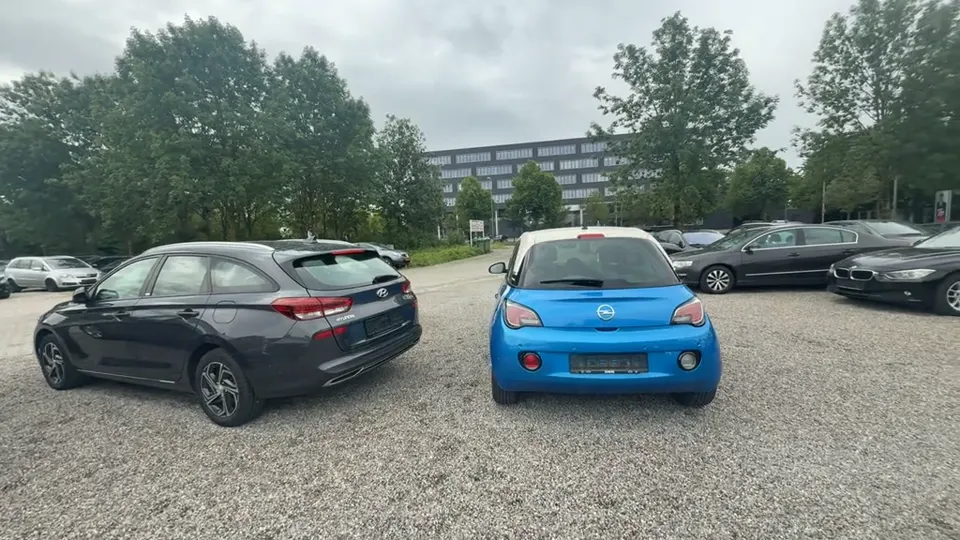 Standbild Rundgang Opel Adam und Hyundai auf dem Verkaufsplatz