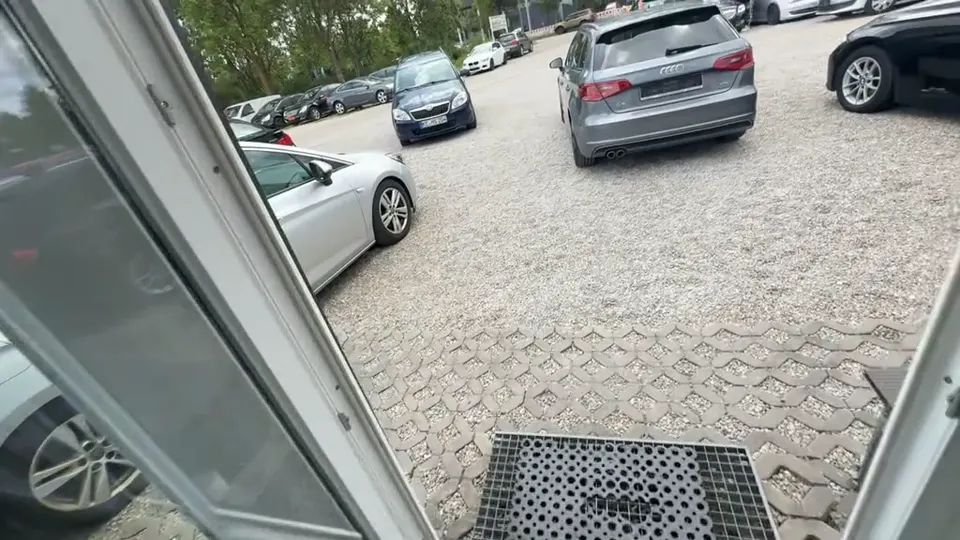 Standbild Rundgang aus dem Büro auf den grauen Audi A3